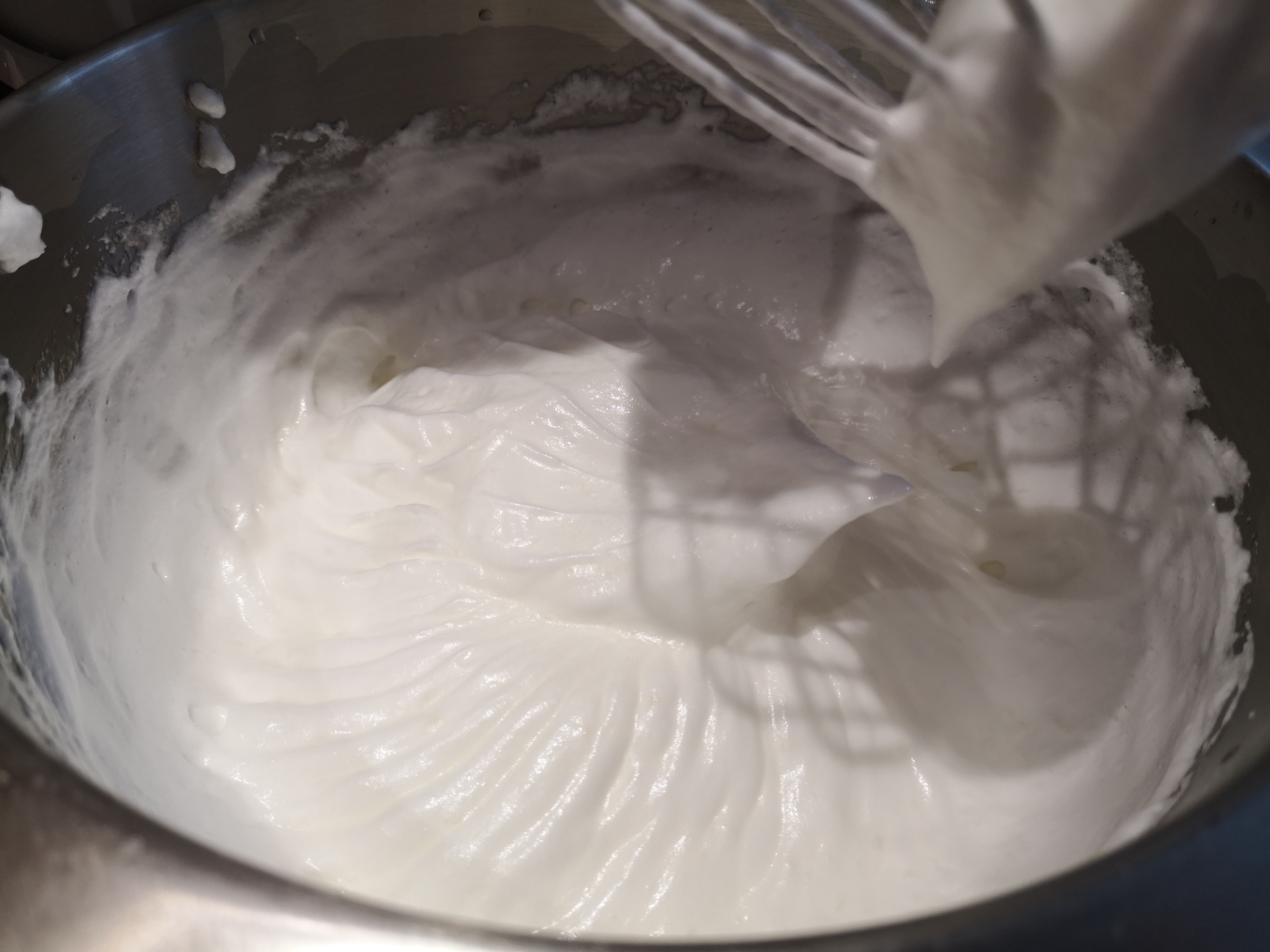 Desert prajitura din albusuri, cu cirese