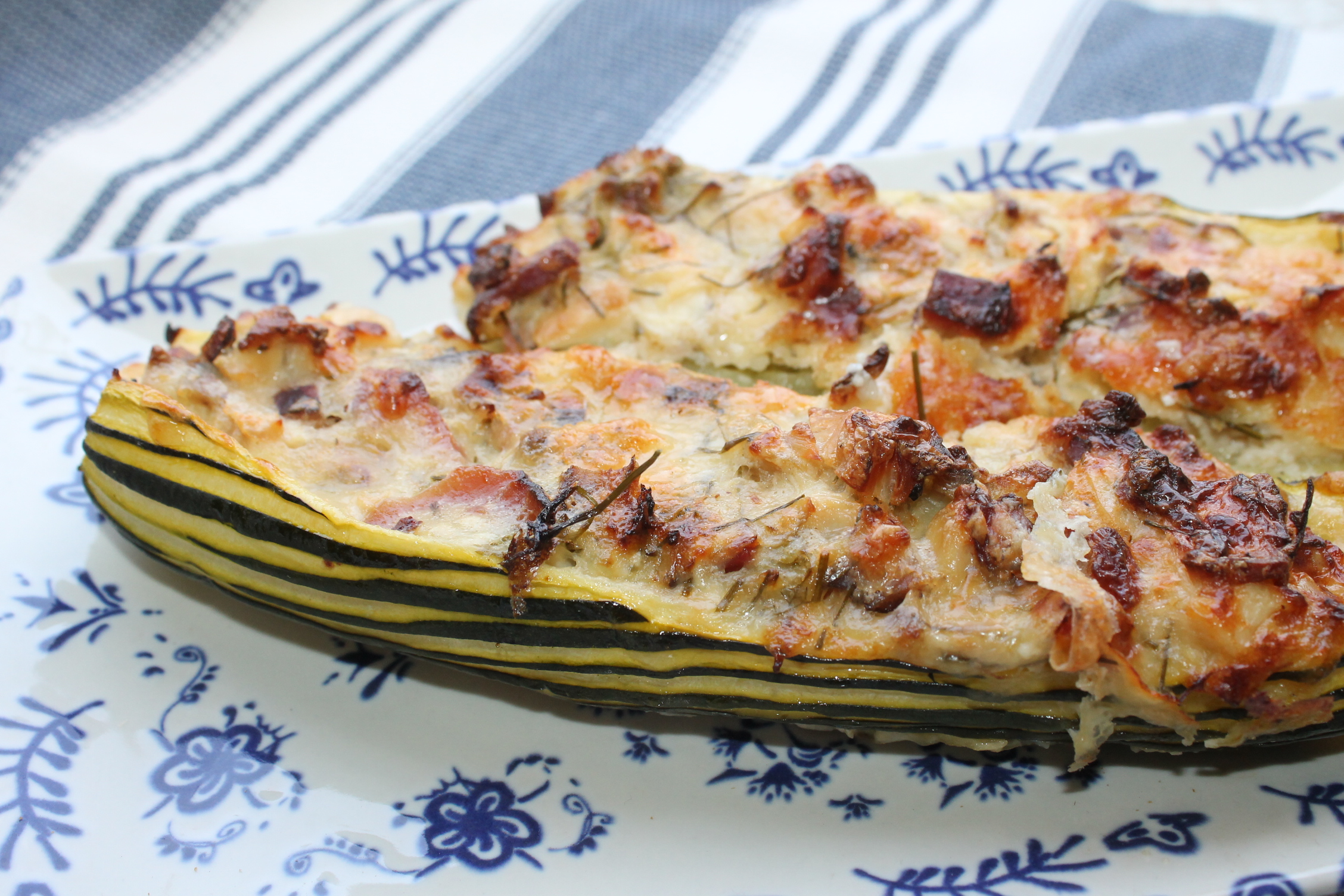 Zuchini cu carne de pui, prosciutto si branzeturi