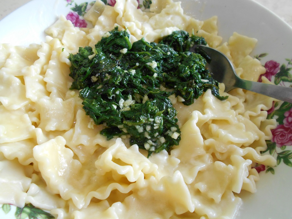 Paste cu spanac si sos de smantana si cascaval