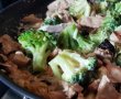 Carne de porc cu broccoli, crema de cocos si prune uscate-9