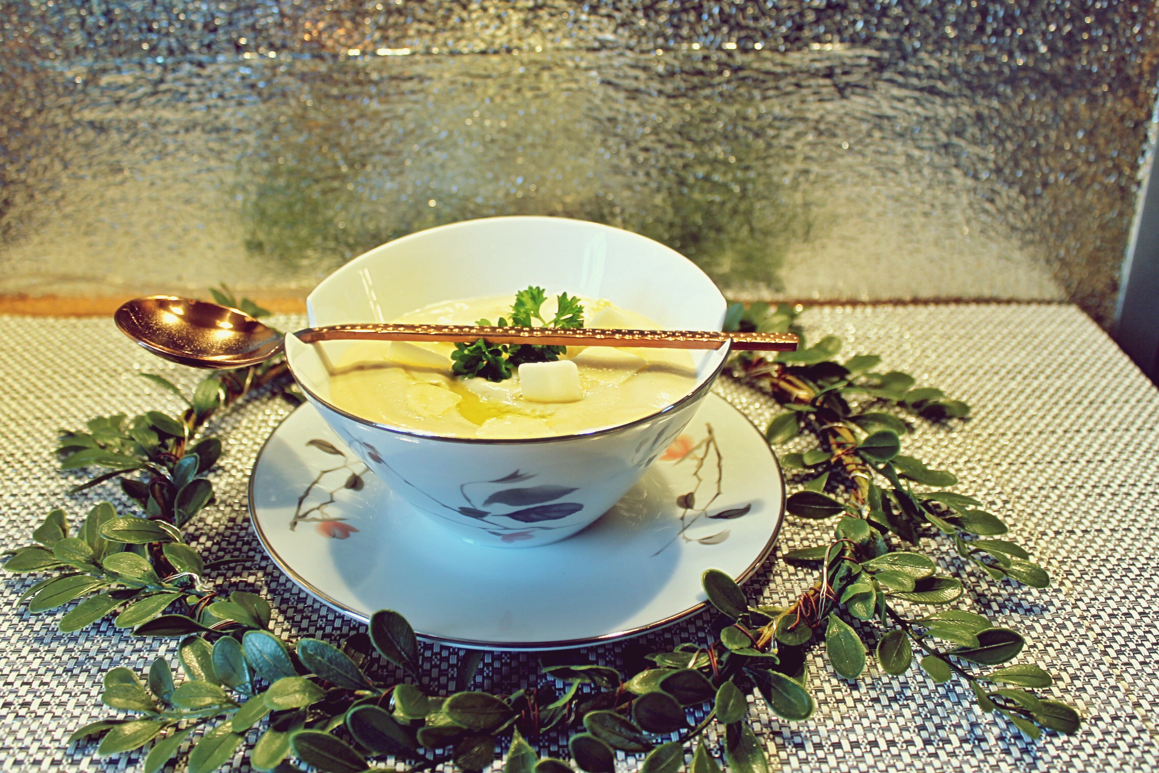 Supa crema din conopida, cartofi mov si branza Brie