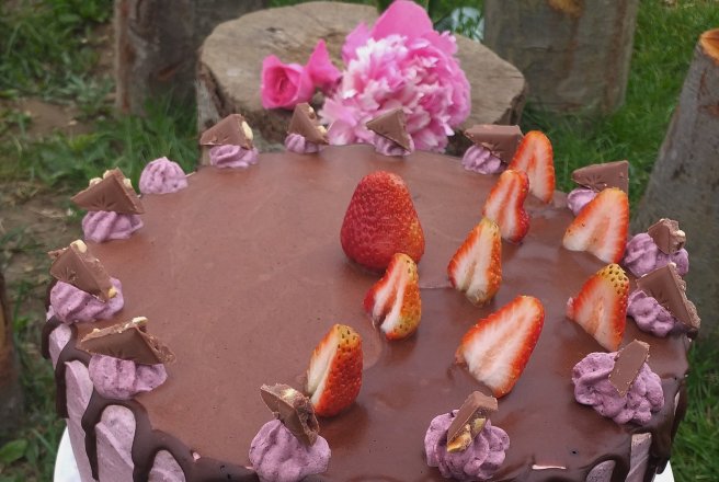 Desert tort cu mure si ciocolata alba
