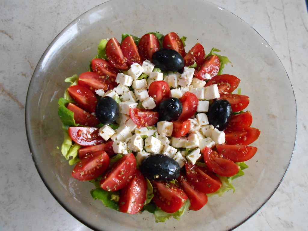 Salata cu rosii cherry, telemea si masline