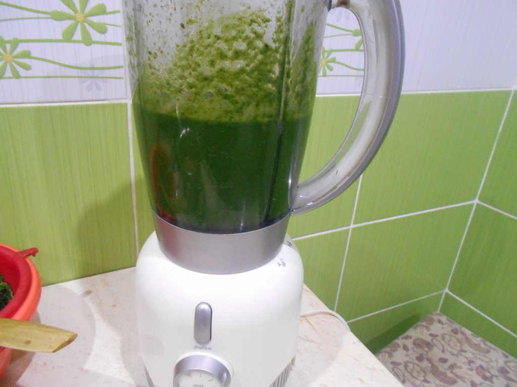 Supa crema de urzici, cu smantana și oua posate