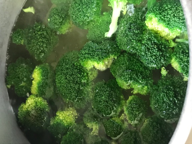Gratin de broccoli cu paste si piept de pui