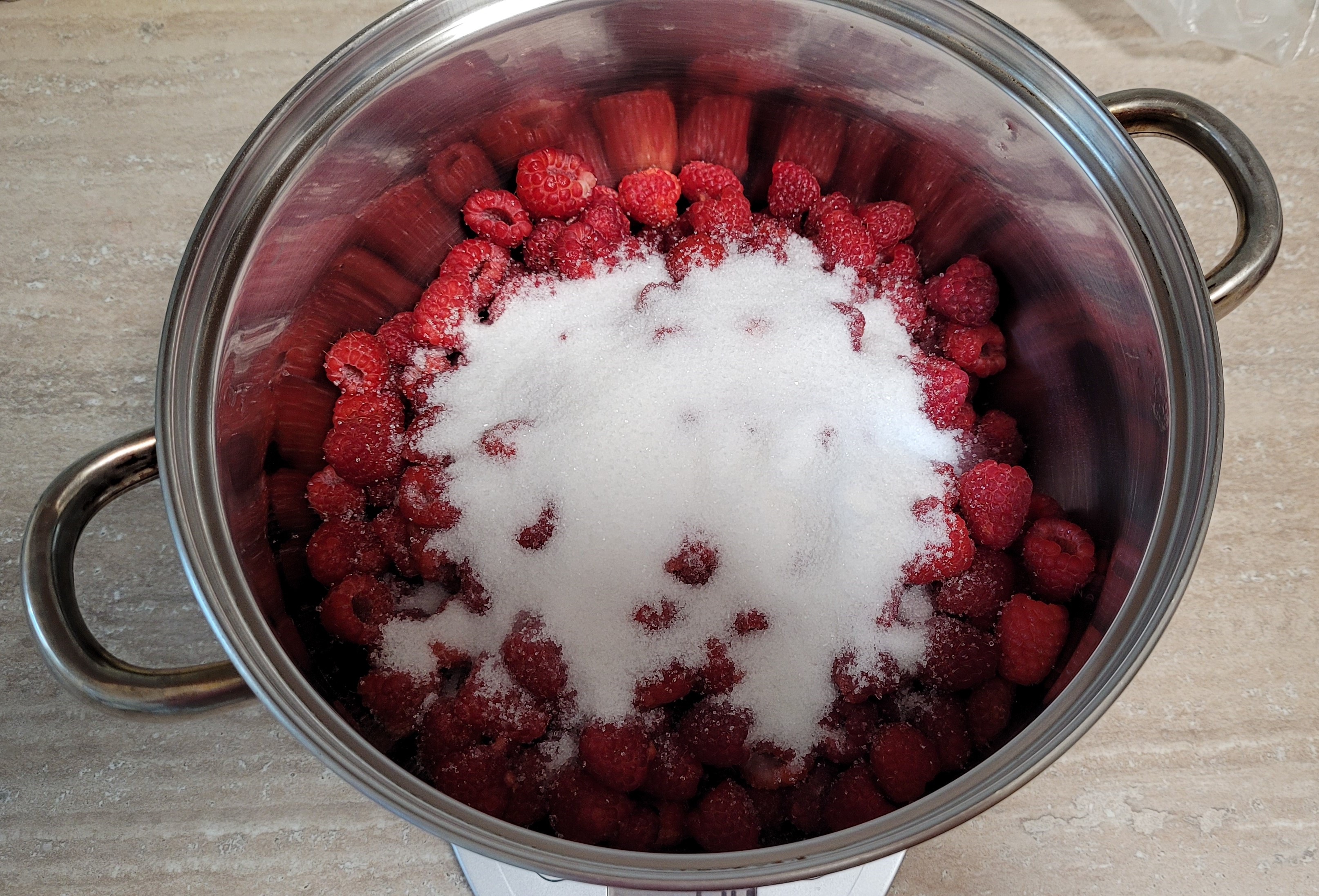 Desert prajitura in straturi, cu crema de zmeura si vanilie