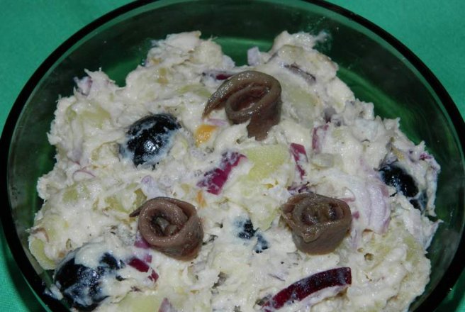 Salata de cartofi cu peste afumat si ansoa