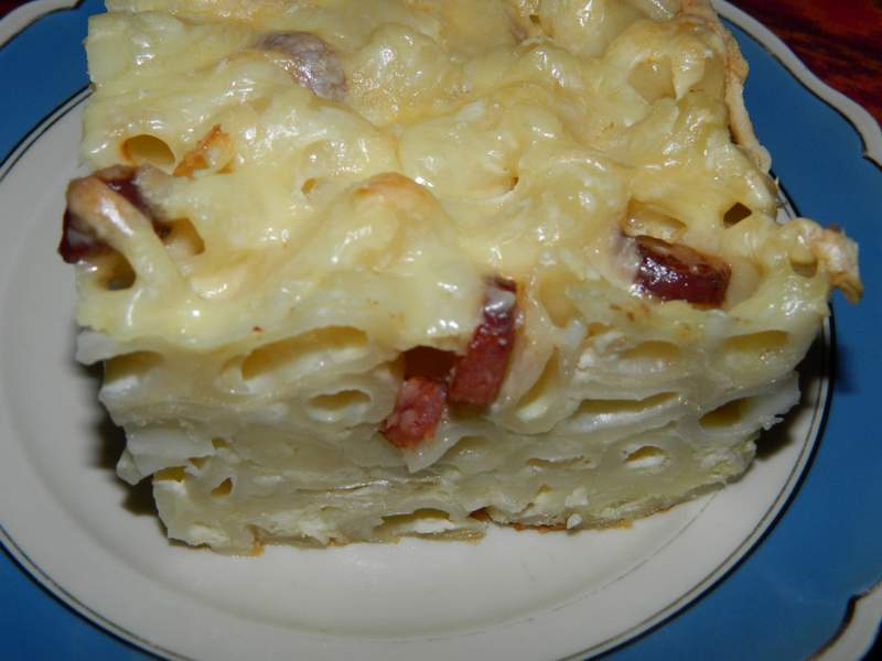 Cometti rigati cu branza si carnati la cuptor