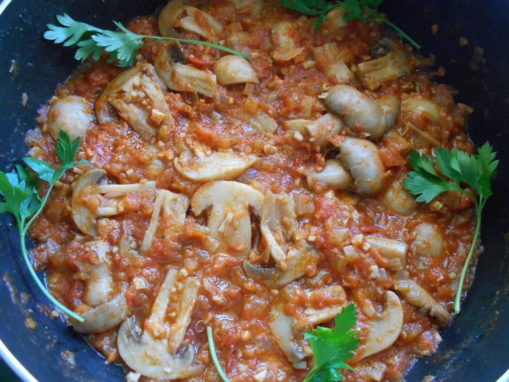 Mancare de ciuperci cu rosii