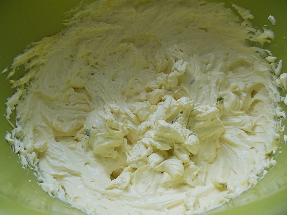 Desert tarta cu crema lime si caramel