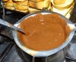 Reteta de tort cu crema de unt cu ciocolata si jeleu de coacaze rosii-21