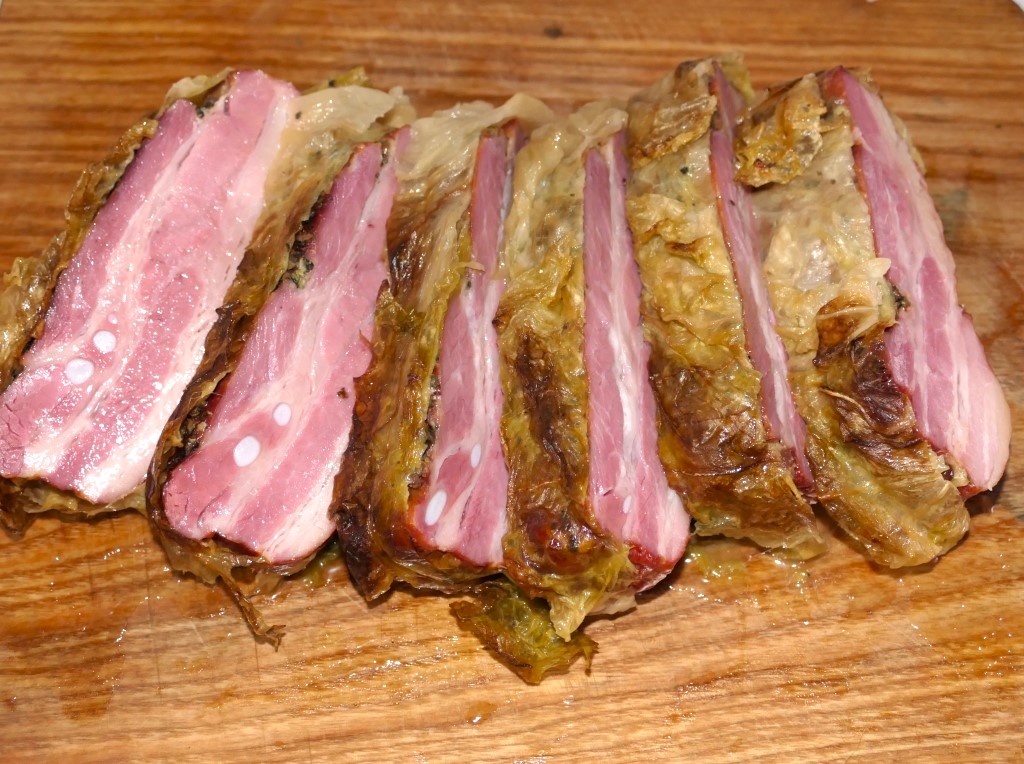 Reteta de piept de porc afumat copt in foi de varza