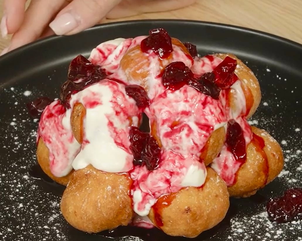 Papanași cu dulceață de vișine - Rețeta delicioasă pentru un desert savuros