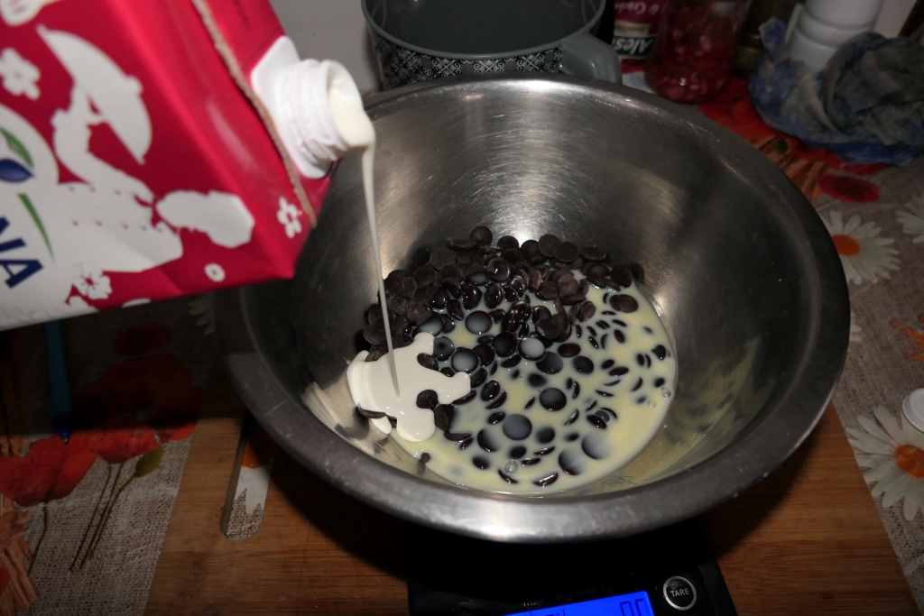 Tort Valentina cu capsuni si ciocolata - Deliciu ciocolatos si aromat