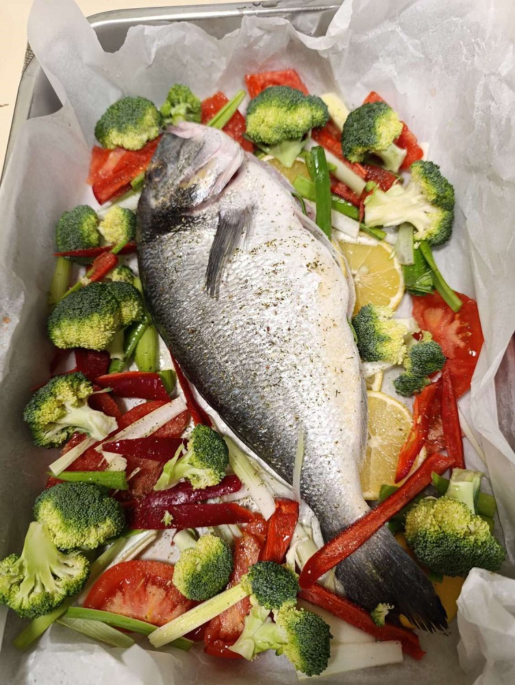Dorada cu roșii, ardei și brocoli - Rețeta simplă și gustoasă