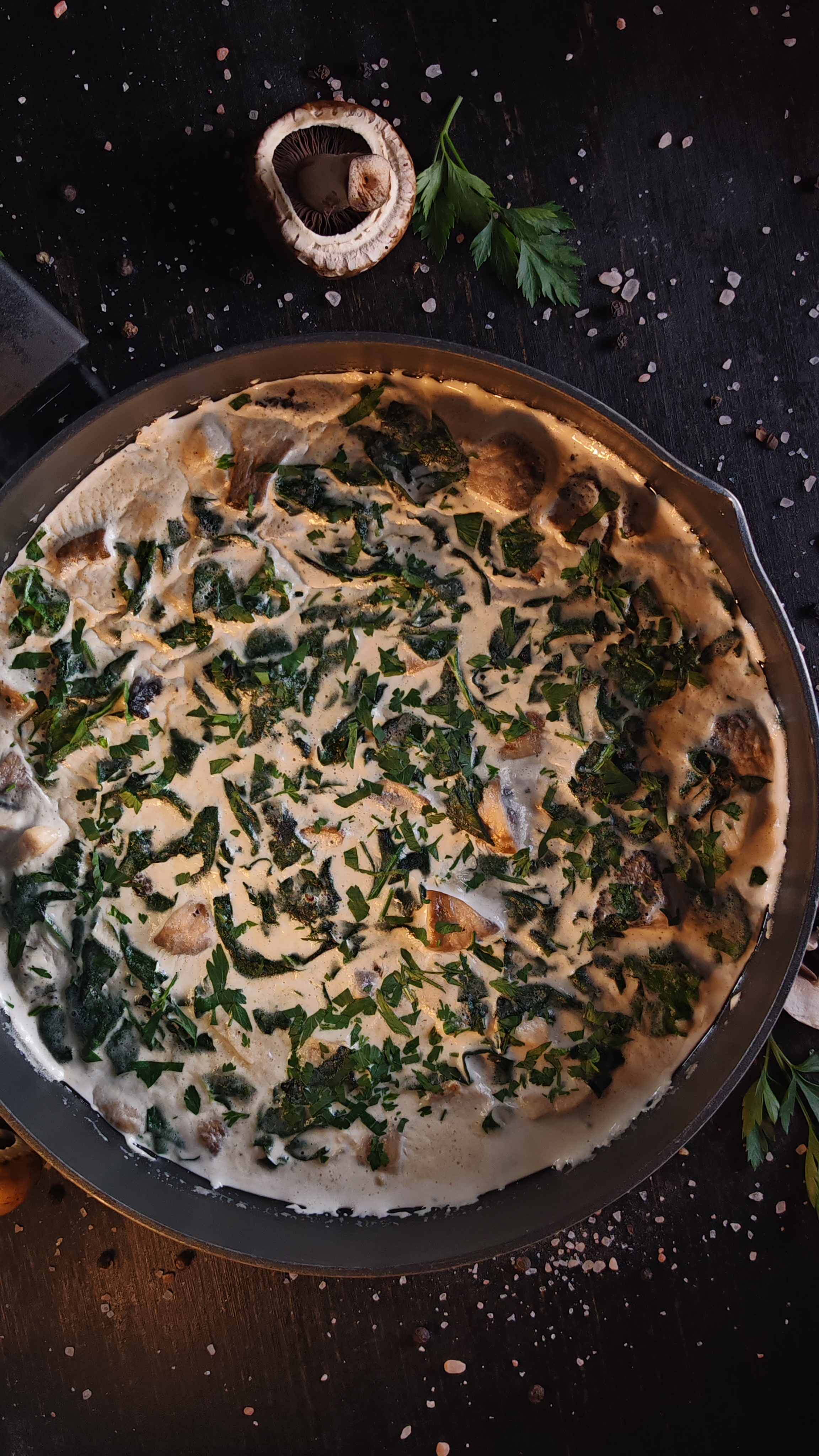 Pui cu spanac și sos de ciuperci cu smântână - Rețeta rapidă și savuroasă