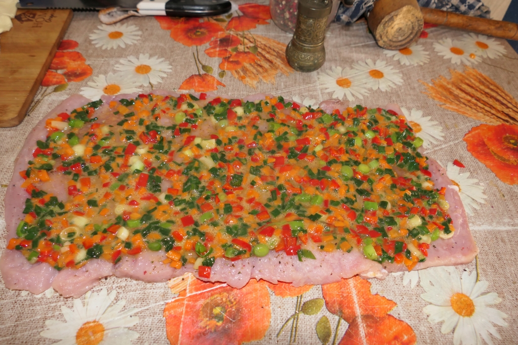 Rulada din muschi de porc cu legume si costita - Reteta savuroasa de casa