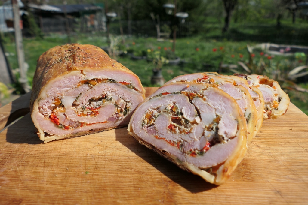 Rulada din muschi de porc cu legume si costita - Reteta savuroasa de casa