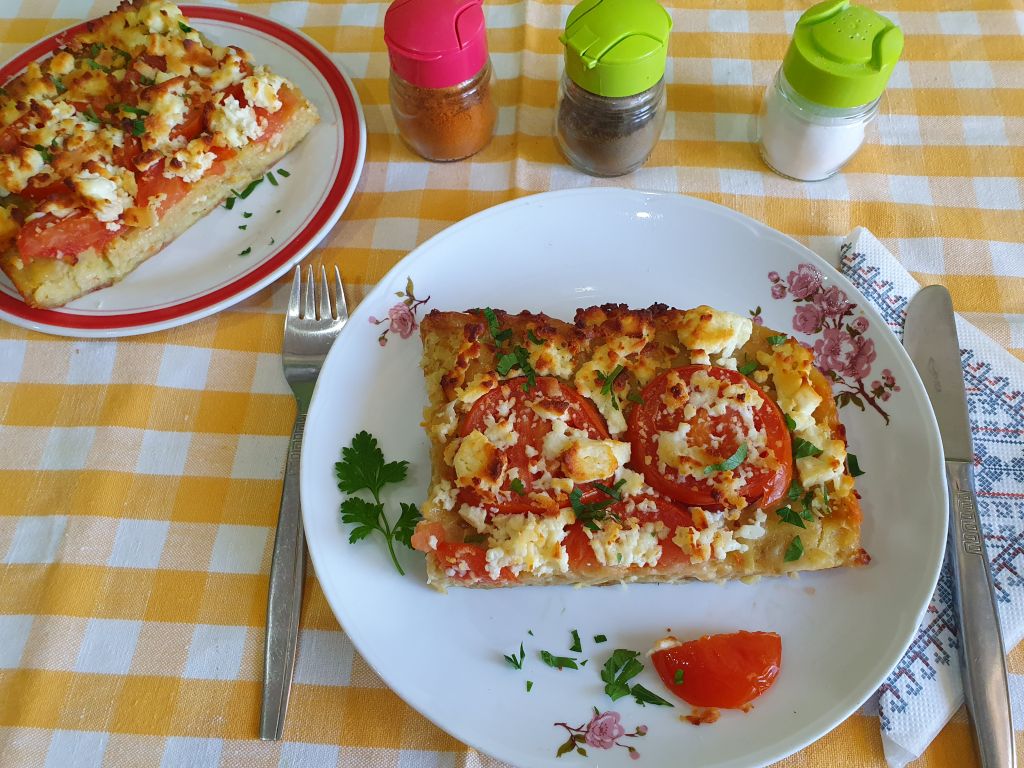 Pizza altfel, pe blat de cartofi - Reteta simpla si satioasa