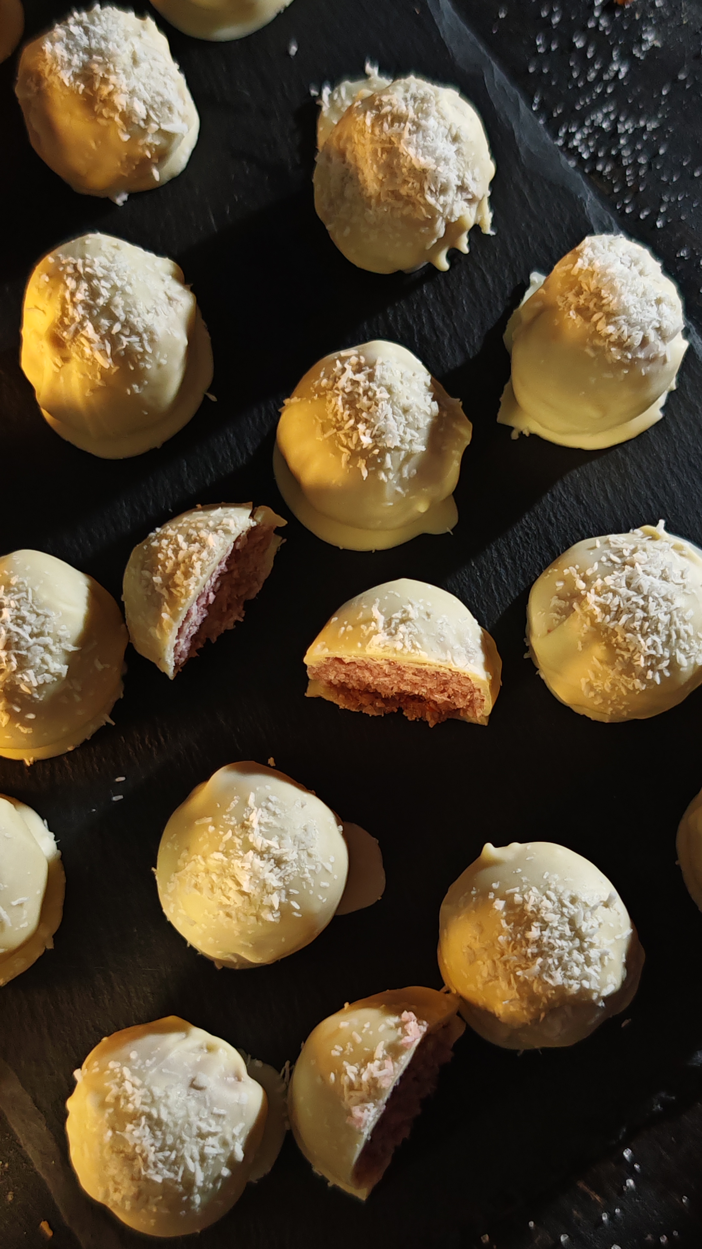 Bomboane cu nucă de cocos și zmeură - Desert super rapid și delicios