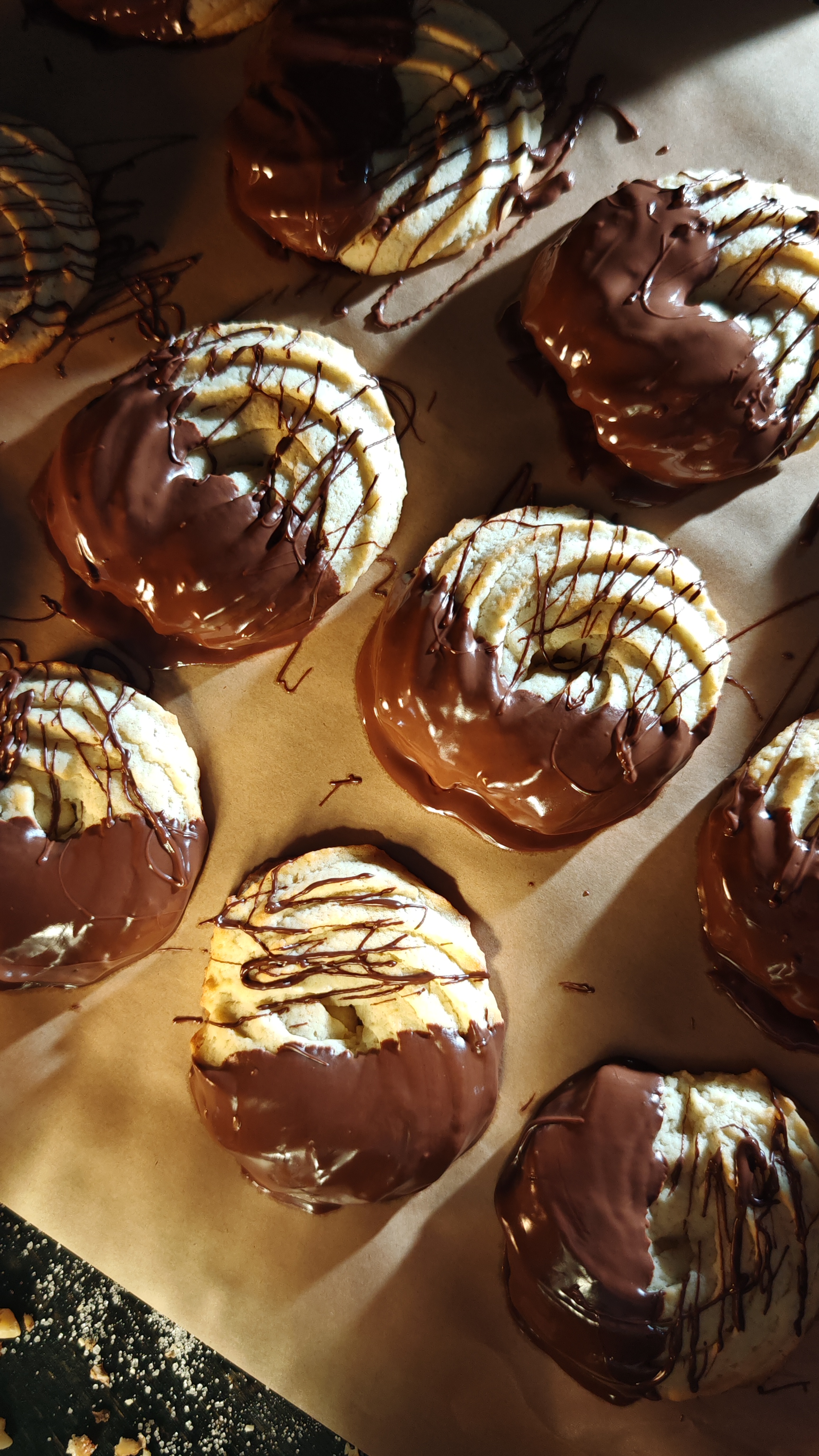 Biscuiți fragezi cu unt și ciocolată – rețeta simplă pentru un desert de casă delicios