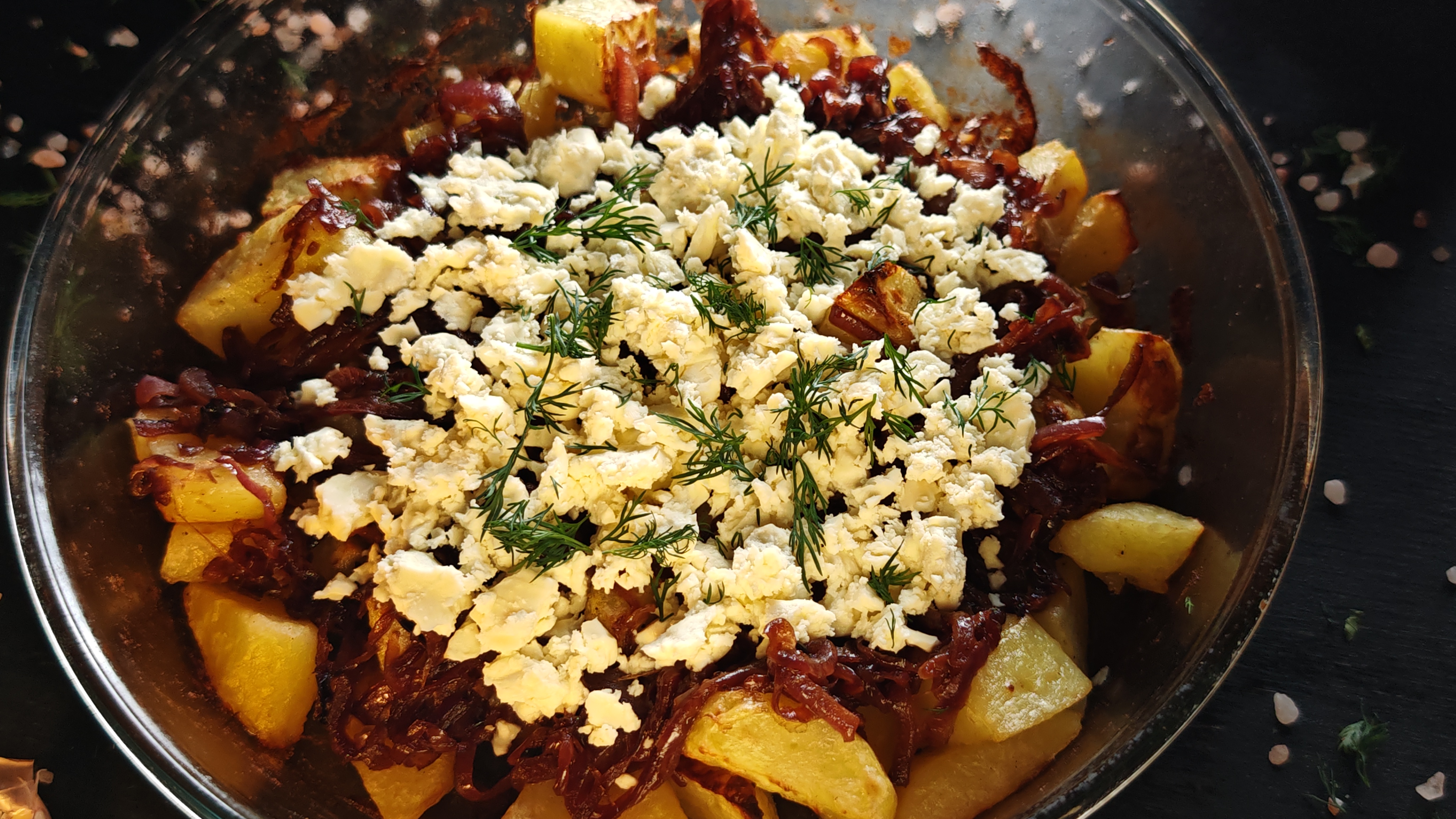 Cartofi la cuptor cu ceapă caramelizată și feta - Rețeta delicioasă care te va cuceri
