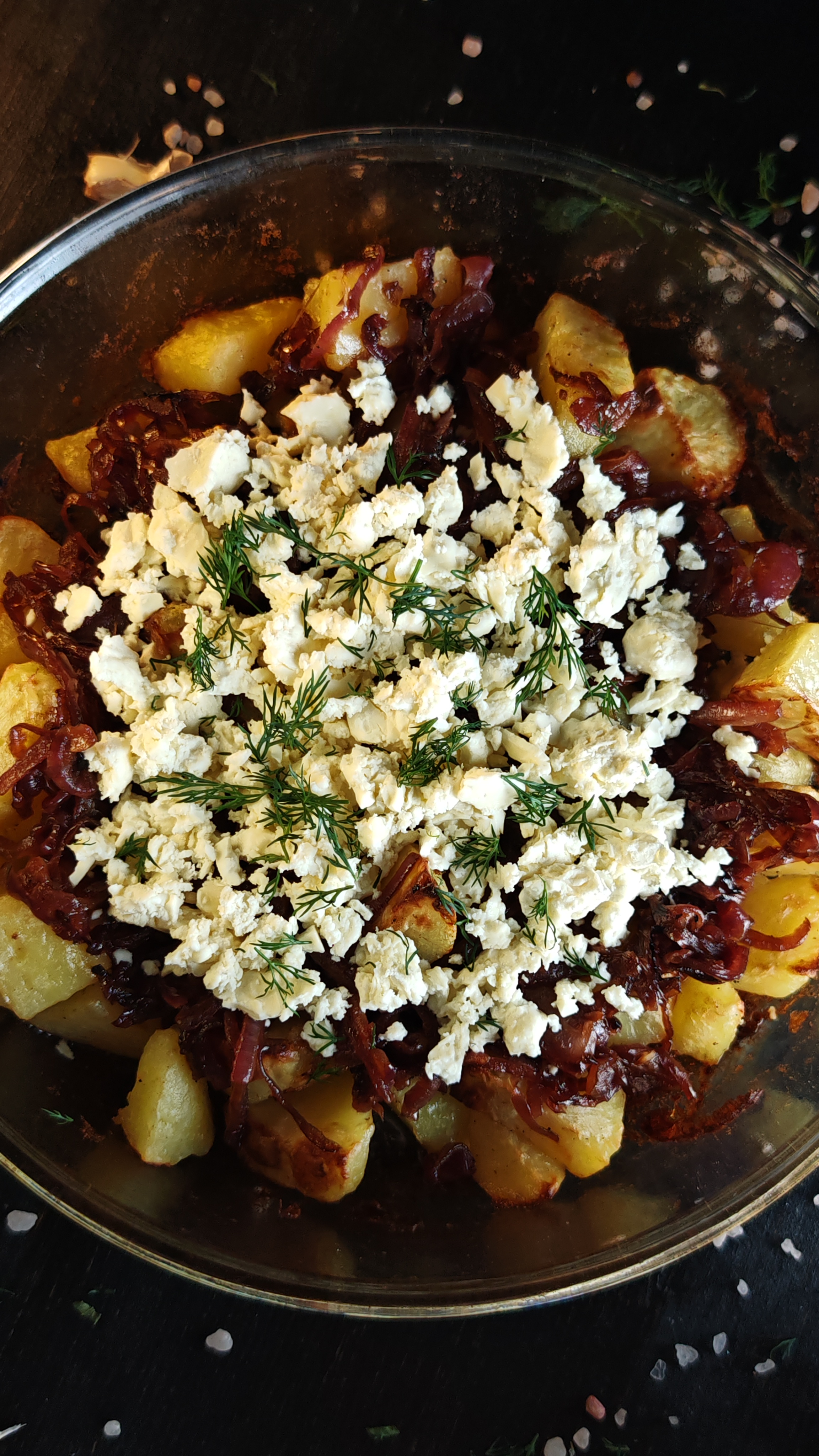 Cartofi la cuptor cu ceapă caramelizată și feta - Rețeta delicioasă care te va cuceri