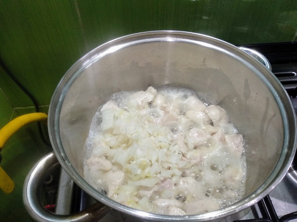 Ciulama din piept de pui, cu ciupercuțe și smântână - Gustoasă si rapidă