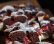 Prăjitură cu cacao, cremă de vanilie și căpșuni - Deliciu aromat și pufos-2