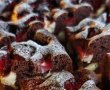 Prăjitură cu cacao, cremă de vanilie și căpșuni - Deliciu aromat și pufos-3