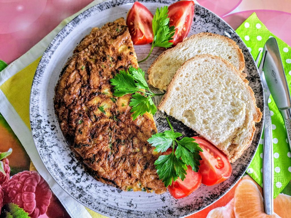 Tortilla cu cartofi si ceapa, la tigaie - omleta spaniola simpla si gustoasa