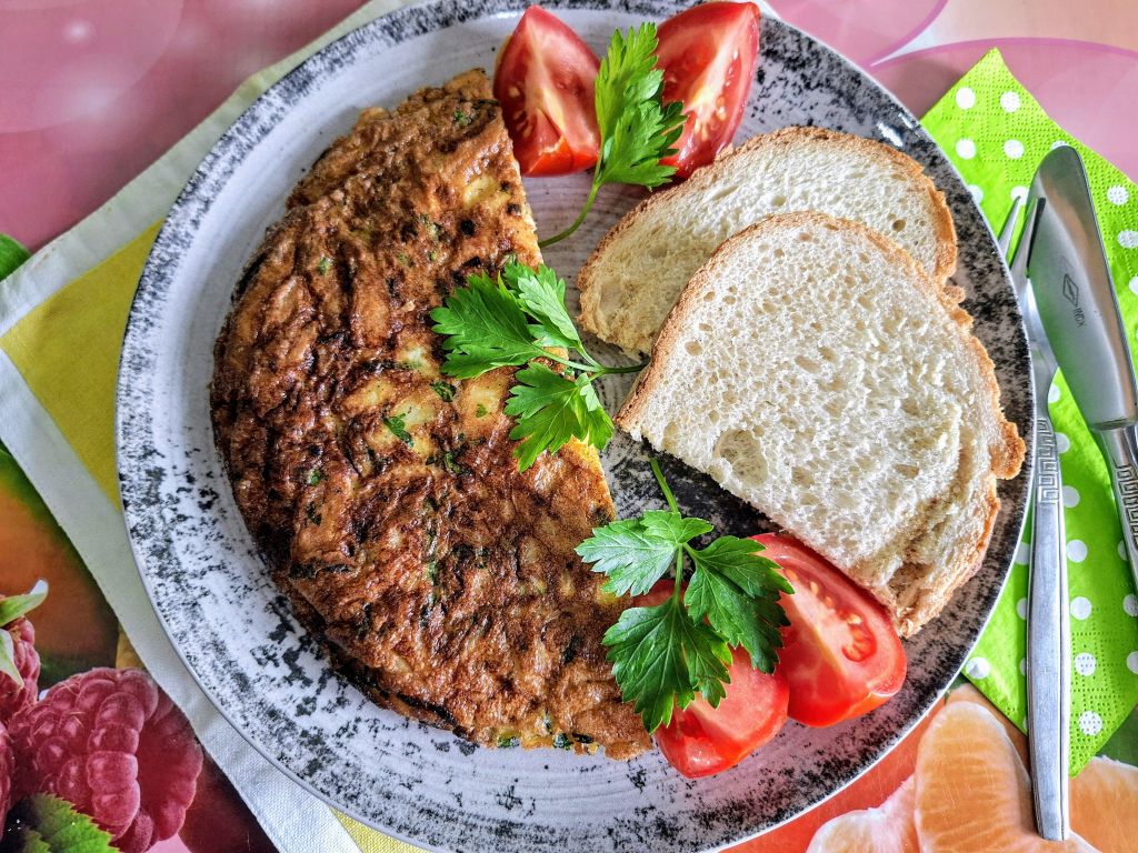 Tortilla cu cartofi si ceapa, la tigaie - omleta spaniola simpla si gustoasa