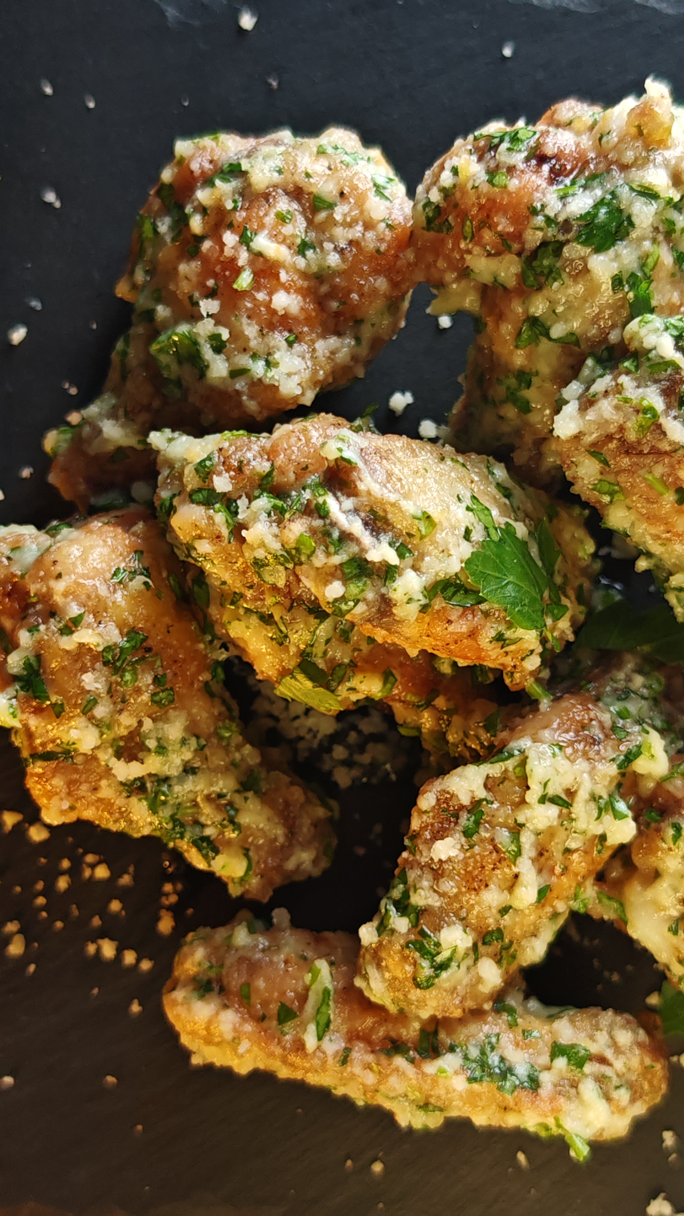 Aripioare de pui cu unt și parmezan - Delicioase și aromate