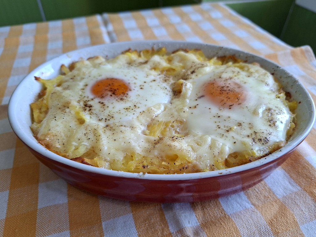 Cartofi cu brânză și ouă - Rețeta gustoasă la cuptor