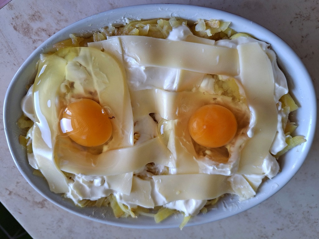 Cartofi cu brânză și ouă - Rețeta gustoasă la cuptor