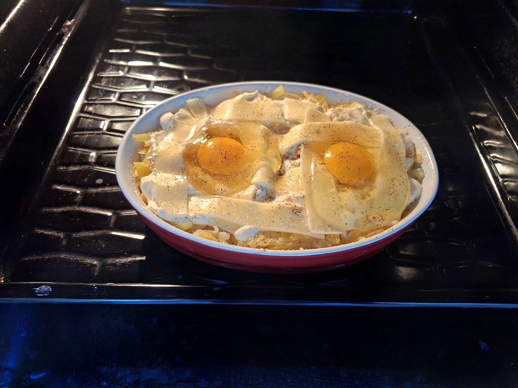 Cartofi cu brânză și ouă - Rețeta gustoasă la cuptor