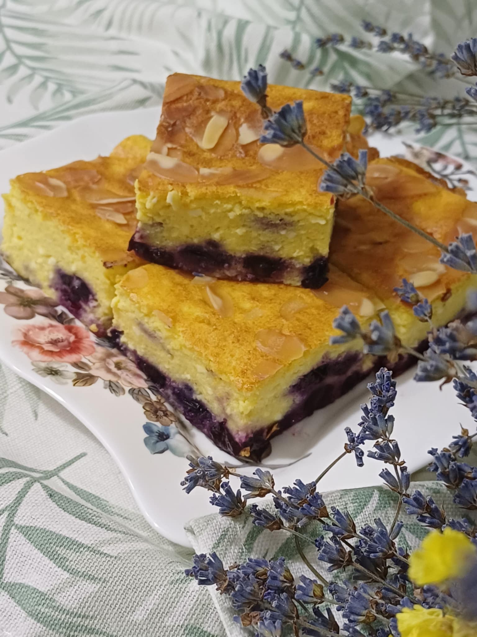 Prajitura cu branza de vaci si afine - Reteta gustoasa cu fructe