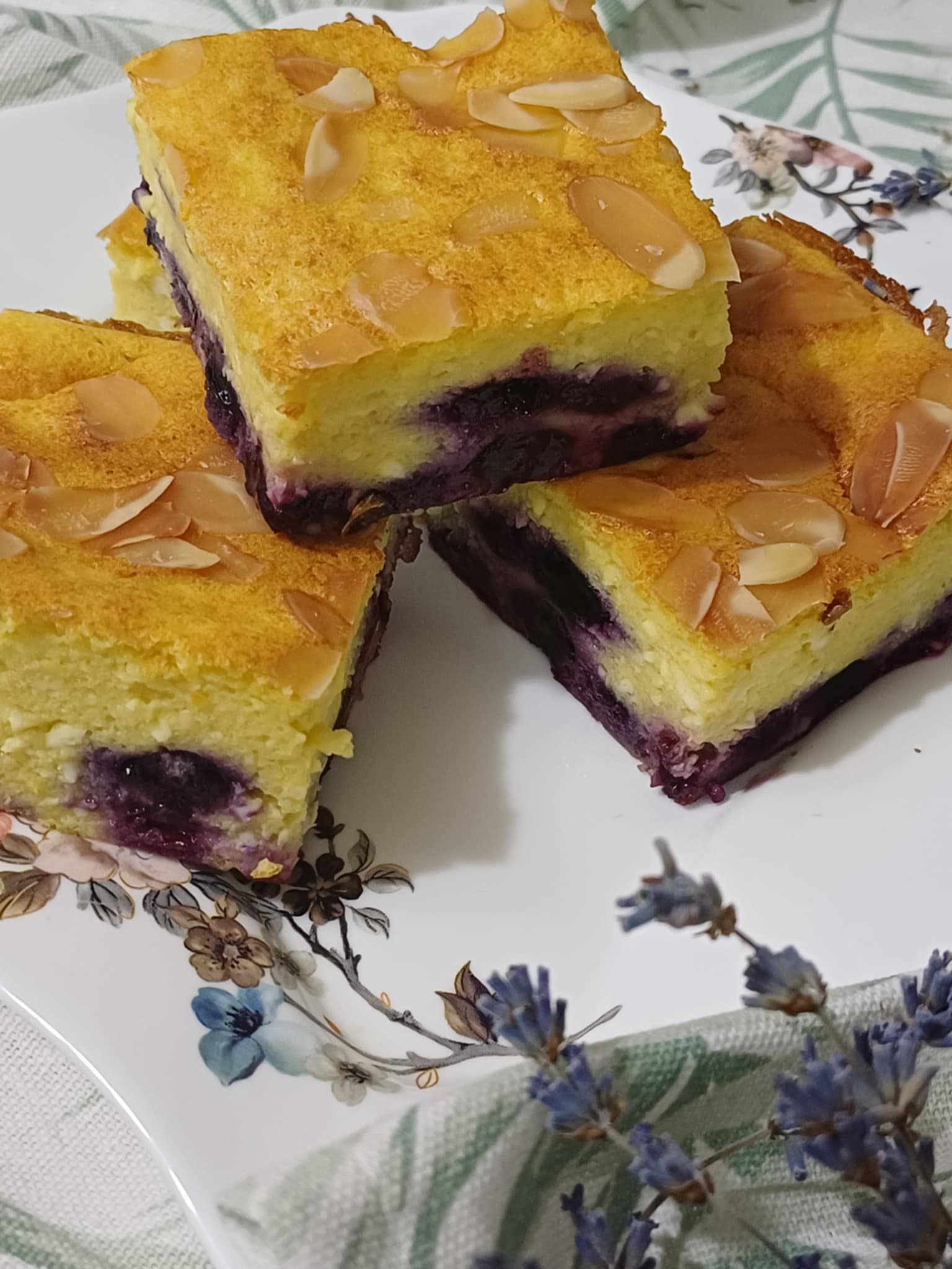 Prajitura cu branza de vaci si afine - Reteta gustoasa cu fructe