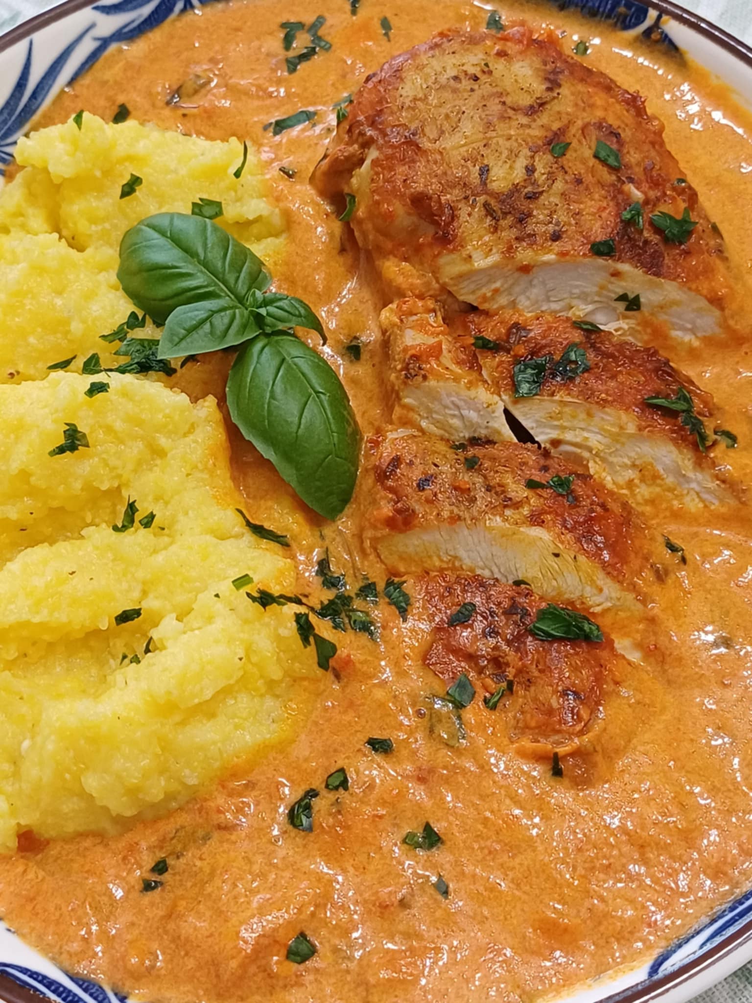 Piept de pui cu sos de ardei copti si smantana - Aromat si gustos