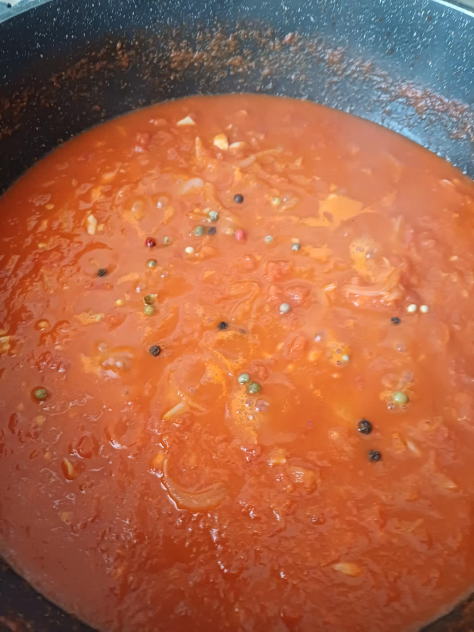 Piept de pui cu sos de ardei copti si smantana - Aromat si gustos