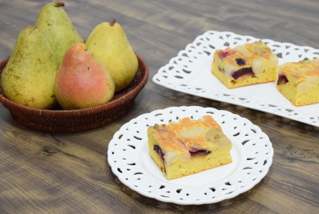 Prajitura rasturnata cu prune, pere si banane - Reteta savuroasa cu fructe