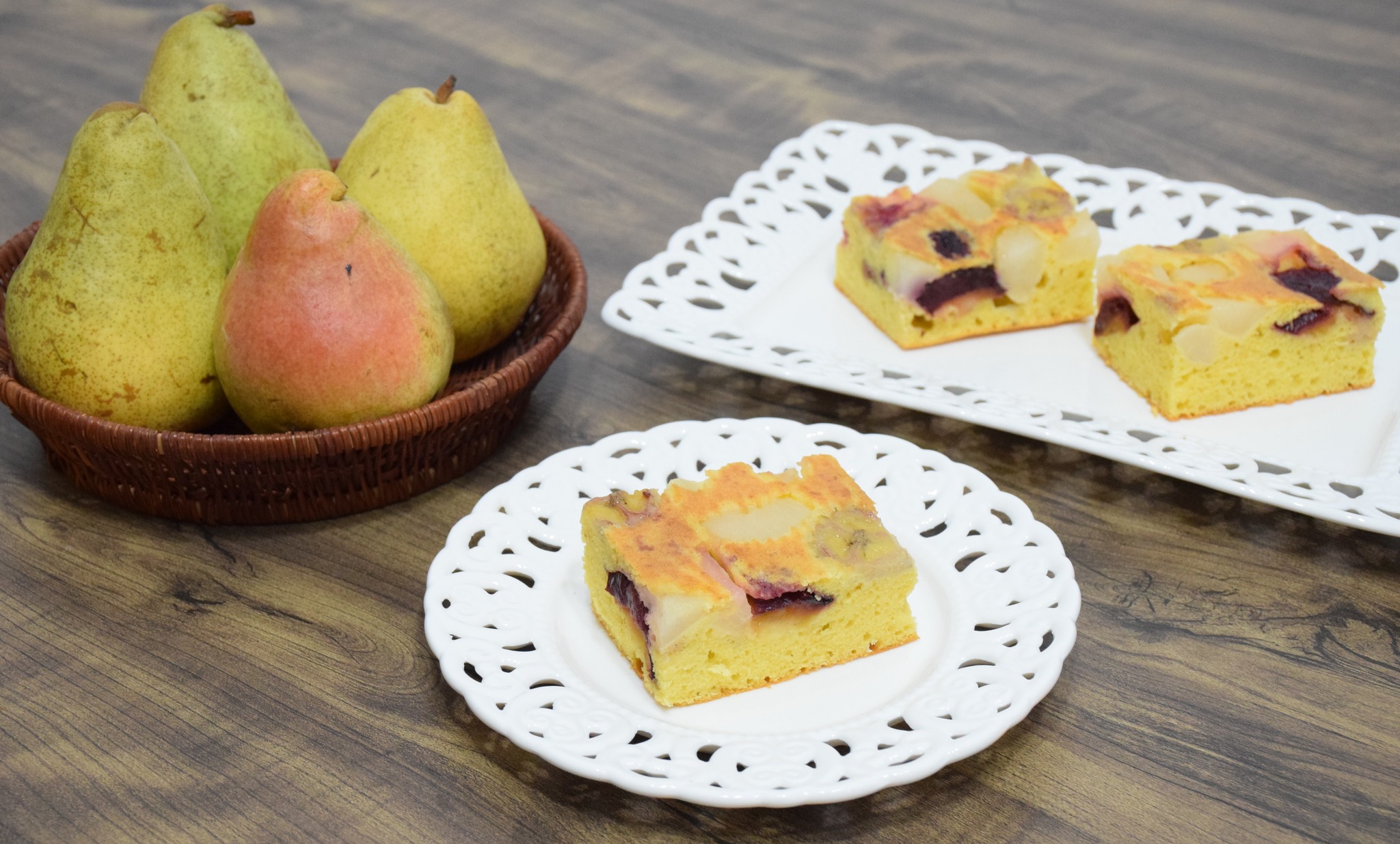 Prajitura rasturnata cu prune, pere si banane - Reteta savuroasa cu fructe