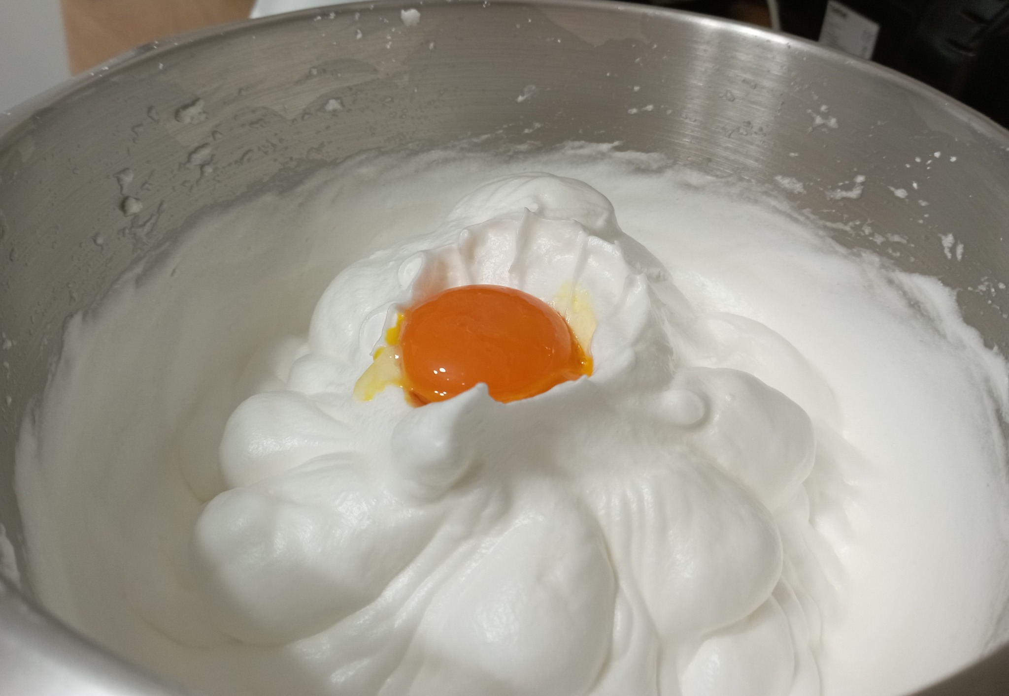 Prajitura rasturnata cu prune, pere si banane - Reteta savuroasa cu fructe