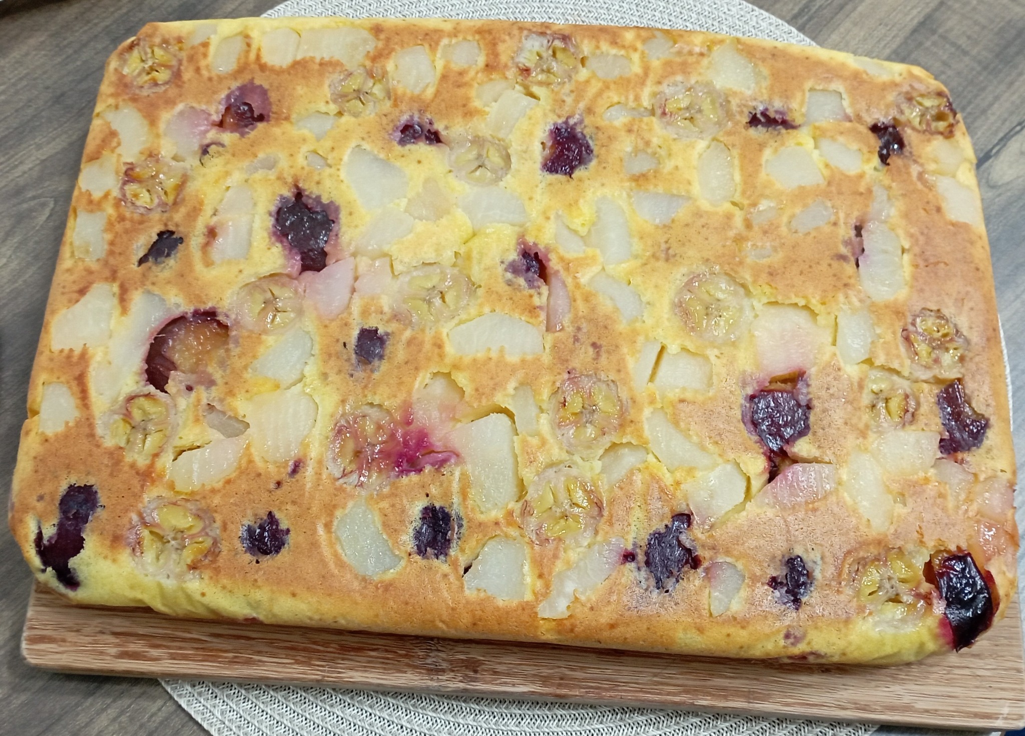Prajitura rasturnata cu prune, pere si banane - Reteta savuroasa cu fructe