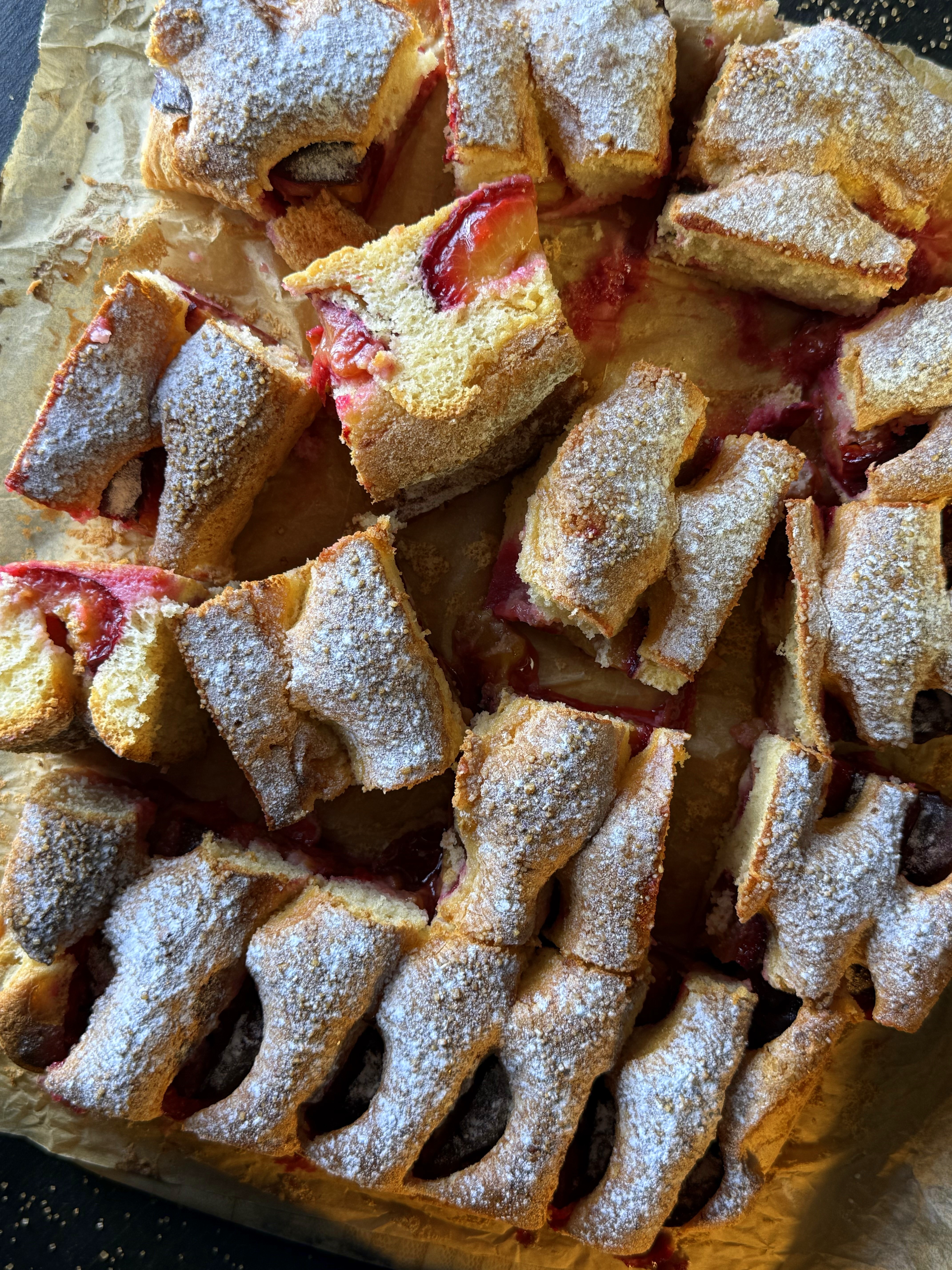 Prăjitură pufoasă cu prune - Rețeta simplă și delicioasă