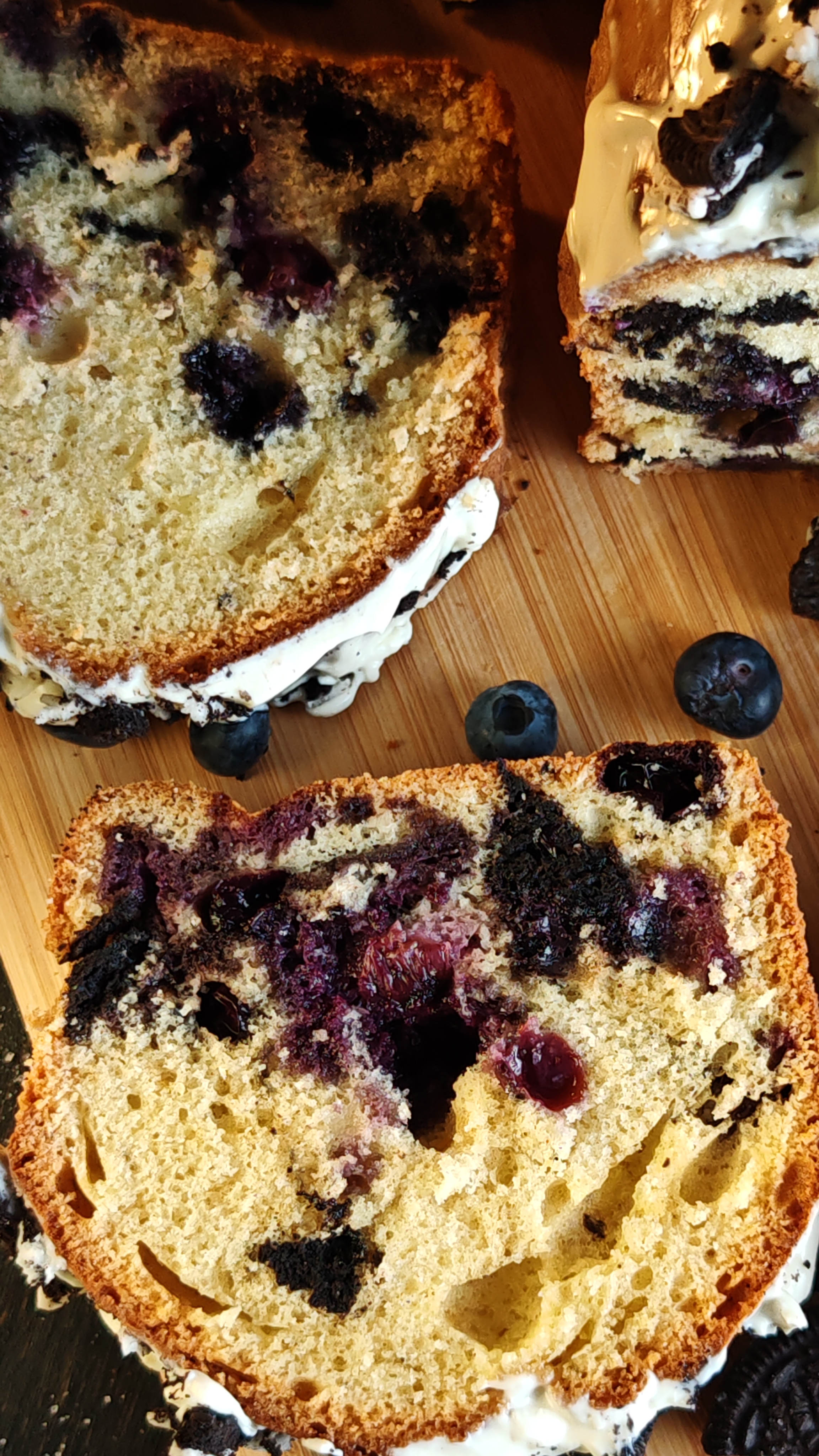 Chec cu Oreo și afine - Deliciu pufos și aromat