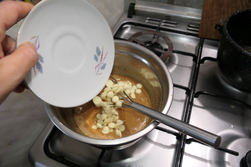 Prajitura cu mango si pralina cu alune de padure - Reteta delicioasa de casa