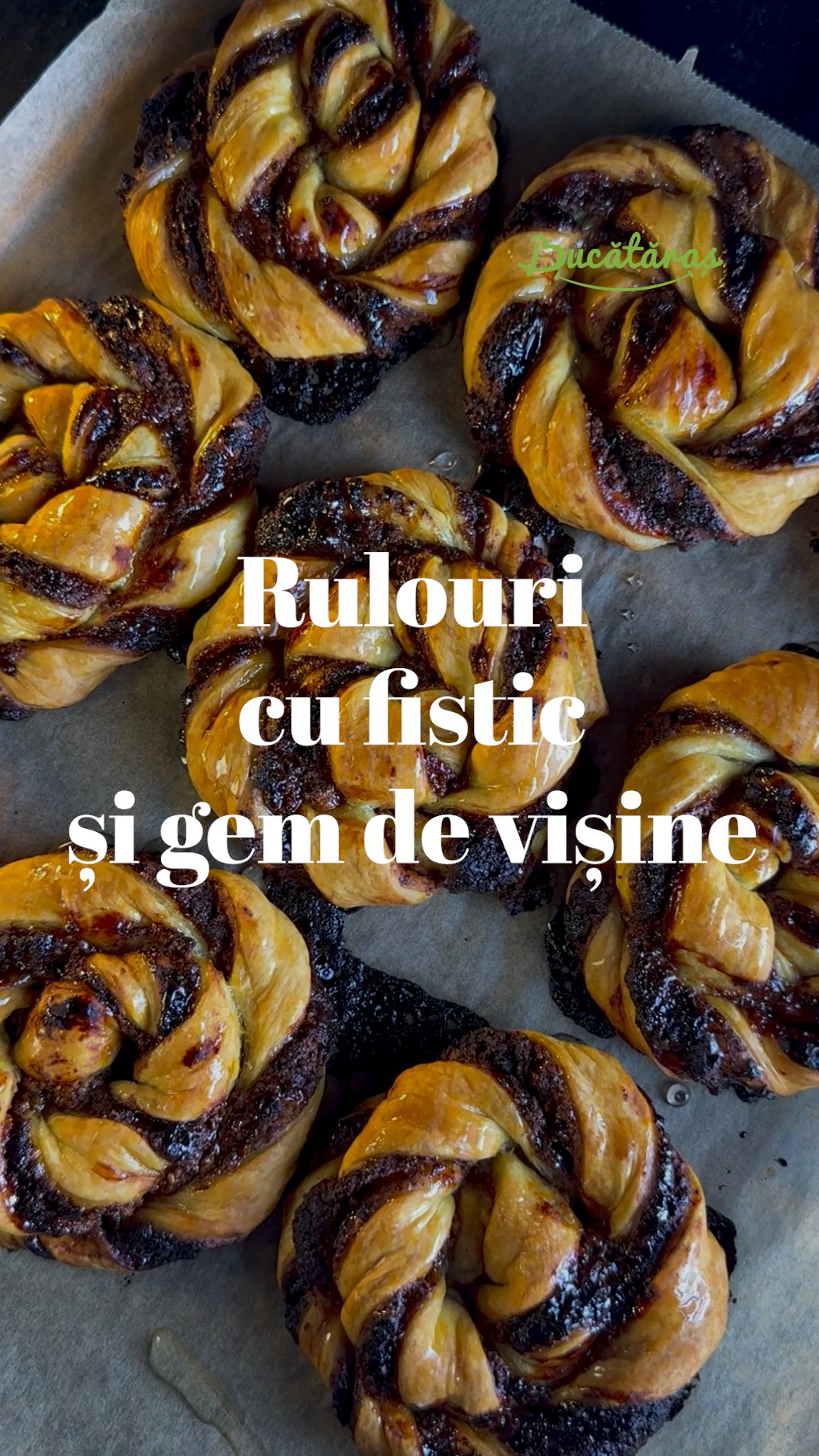 Rulouri cu fistic și gem de vișine - Delicioși și ușor de făcut