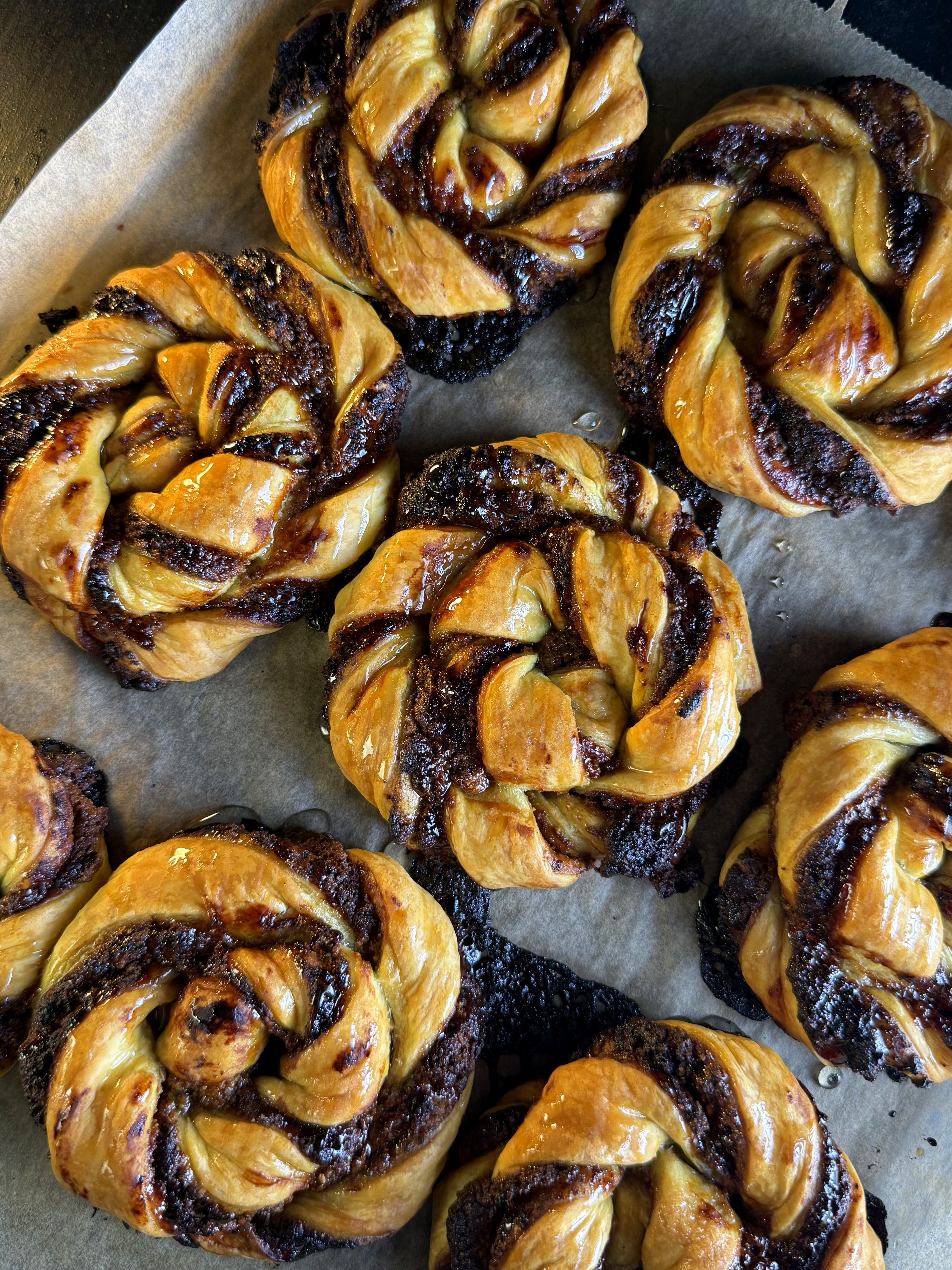 Rulouri cu fistic și gem de vișine - Delicioși și ușor de făcut