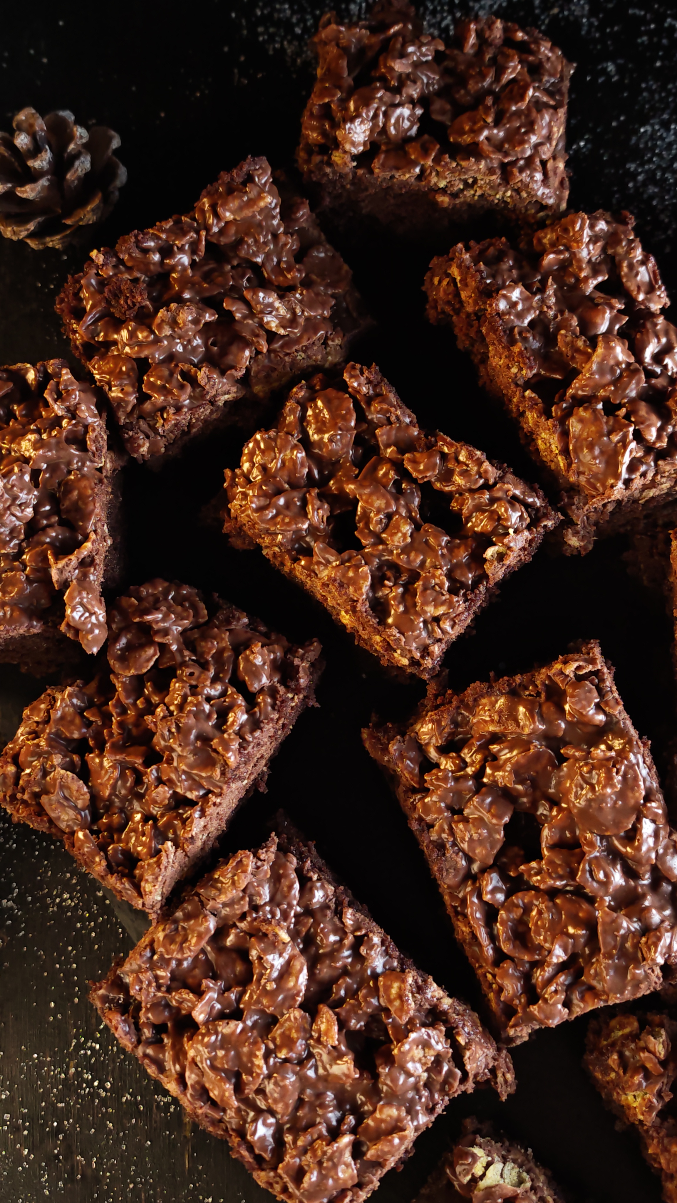 Prăjitura cu ciocolată și fulgi de porumb - Deliciu însiropat și cu o crustă crocantă